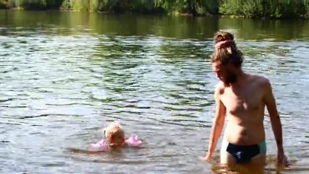 Ο μπαμπάς διδασκαλία νήπια να κολυμπήσετε. Οι πατέρες περίθαλψη έννοια — Αρχείο Βίντεο
