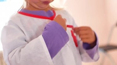 Küçük kız doktorlar takım elbisesini alır. Oyunun sonuna