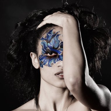 Afrikalı kız, siyah kıvırcık saçlı ve derisinin üzerinde desenler