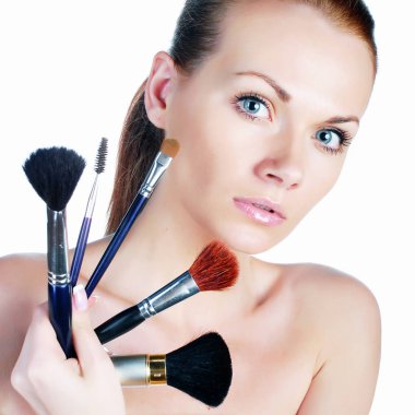 Güzel genç kız spa prosedürler ile yüz yakınındaki Püskül.