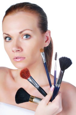 Güzel genç kız spa prosedürler ile yüz yakınındaki Püskül.