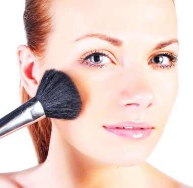 Güzel genç kız spa prosedürler ile yüz yakınındaki Püskül.