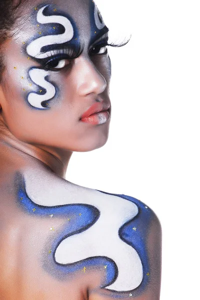 Afrikanerin mit Farbstoffpuder im Gesicht. — Stockfoto