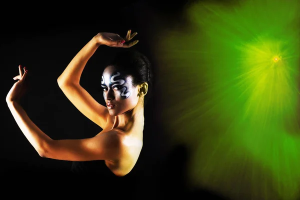 Mujer africana negra sobre fondo negro con luz —  Fotos de Stock