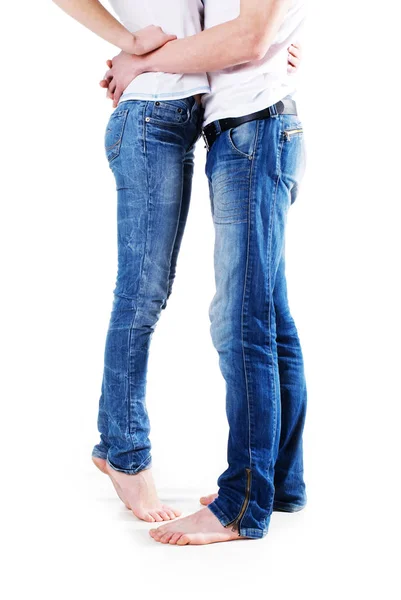 Jovem casal descalço pernas vestindo jeans azul isolado no fundo branco — Fotografia de Stock