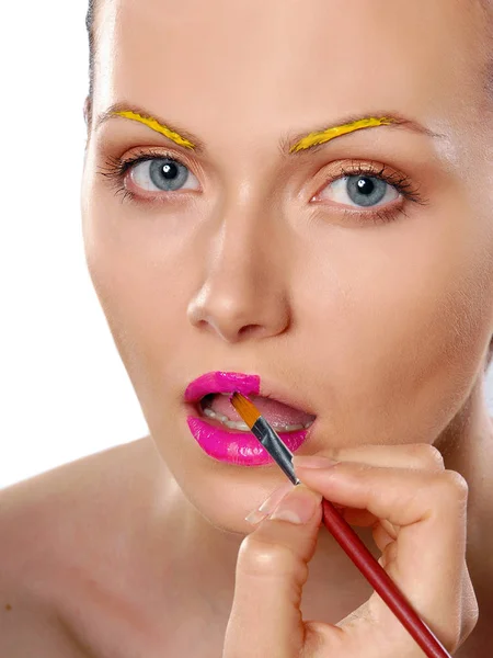 Mladá žena uvedení některých speciálních efektů make-up na obličej — Stock fotografie