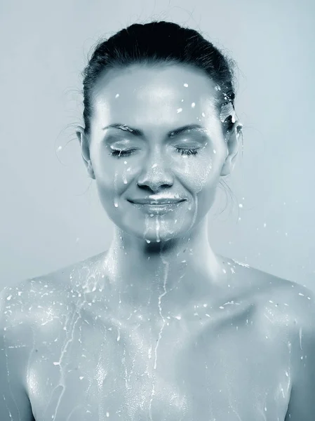 Portret van een jonge vrouw met druppels melk op haar — Stockfoto