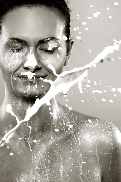 Retrato de uma jovem mulher com gotas de leite sobre ela — Fotografia de Stock