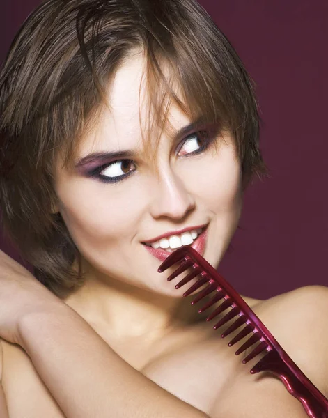 Mulher close-up com escova de cabelo — Fotografia de Stock
