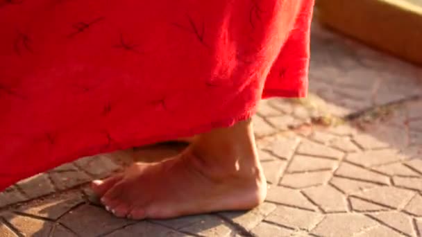 Oude vrouw de benen. Rest blote voeten in het huisje — Stockvideo