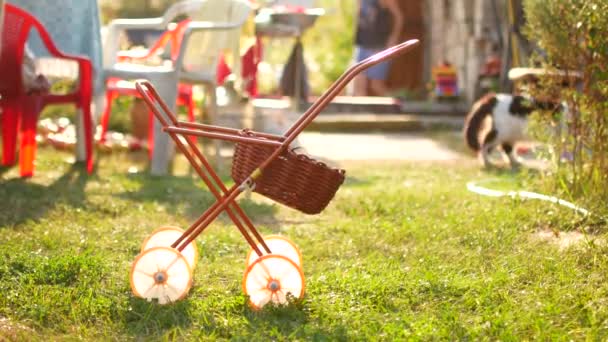 Un carro de juguete sobre un fondo al atardecer. Casa de campo de verano — Vídeos de Stock
