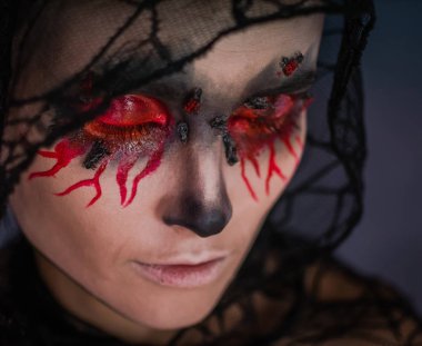 Ölülerin günü. Cadılar Bayramı. Genç kadın gün ölü maskesi kafatası yüz sanat ve gül. Isoleted om beyaz.