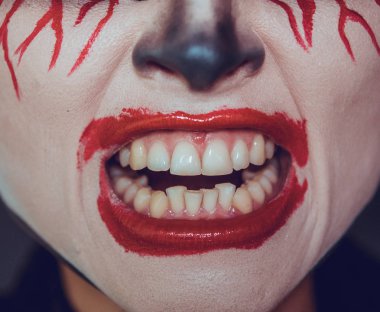 Cadılar Bayramı için makyaj. Kan ve çarpık dişleri korkunç dudaklarında.