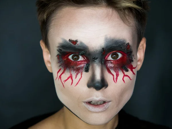 Maquillaje para Halloween. Retrato de una chica con ojos sangrantes . — Foto de Stock