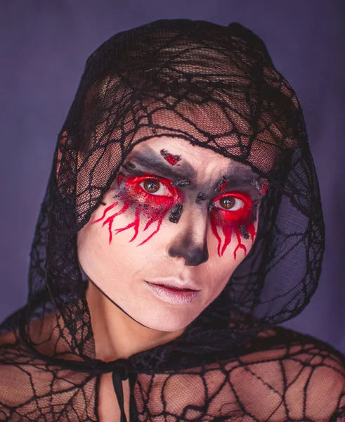 Retrato de una mujer vampiro sobre fondo negro —  Fotos de Stock