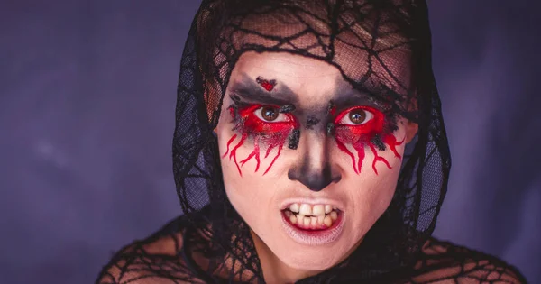 Dzień zmarłych. Halloween. Makijaż na Halloween. Portret dziewczynki z krwawienie oczy. — Zdjęcie stockowe