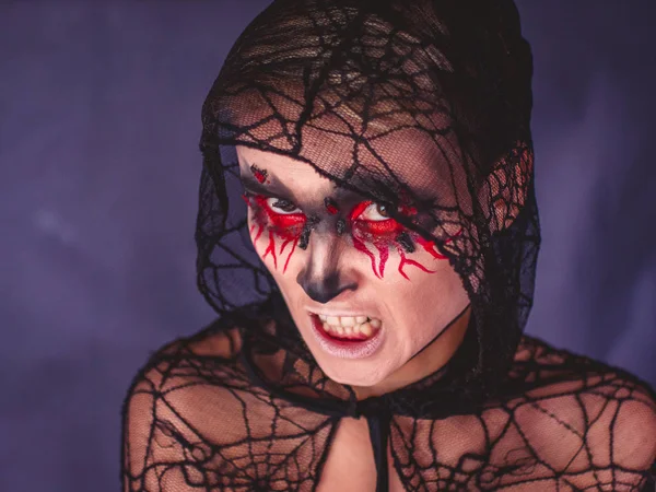 A halottak napja. Halloween. Smink a Halloween. Portré egy lány, a szeme vérzés. — Stock Fotó