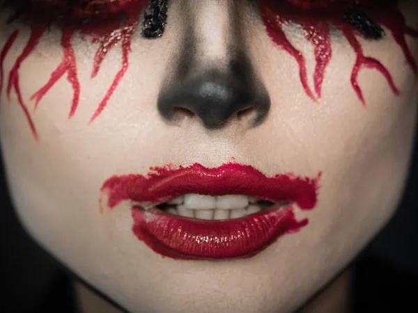 Make-up für Halloween. Gruselige Lippen im Blut und schiefe Zähne. — Stockfoto