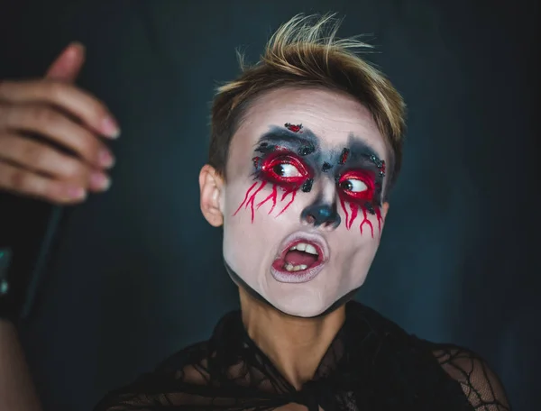 Holka dělá selfie v make-upu pro Halloween. — Stock fotografie