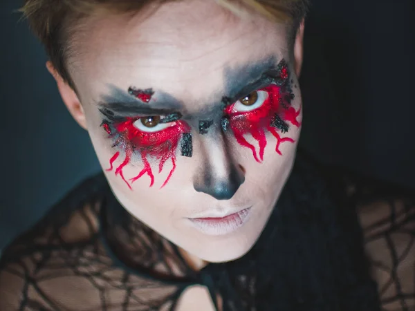 Maquillaje para Halloween. Retrato de una chica con ojos sangrantes . — Foto de Stock