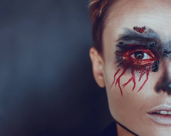 Portret van een vrouwelijke vampier op zwarte achtergrond — Stockfoto