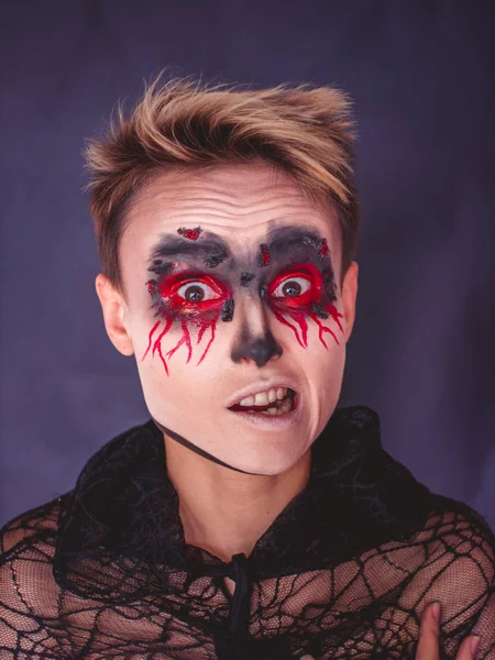 Макияж на Хэллоуин. Портрет девушки с кровоточащими глазами . — стоковое фото