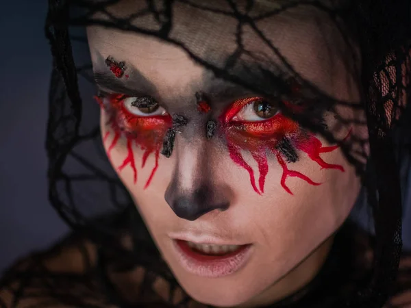 Retrato de una mujer vampiro sobre fondo negro — Foto de Stock