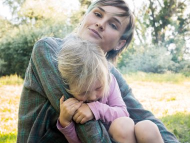 Genç anne kızı üç yıl sarılma