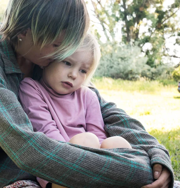 Ung mamma kramar hennes dotter tre år — Stockfoto