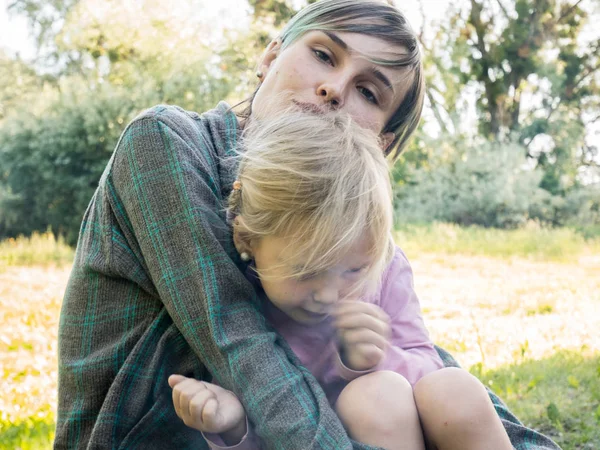 Молода мати три роки обіймає доньку — стокове фото