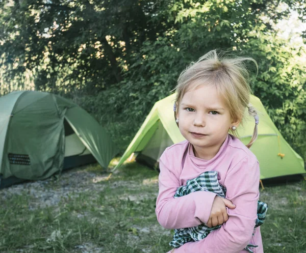 Liten flicka nära turist tältet. Familj vandring. — Stockfoto