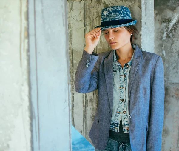 Porträt einer jungen Frau mit Hut und Jacke. Straßenstil — Stockfoto