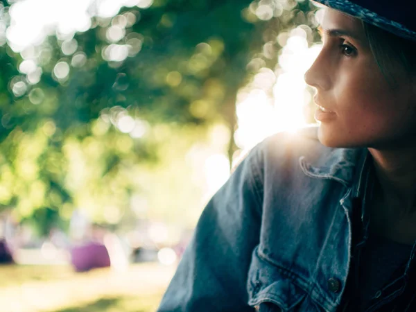 Ritratto romantico di una donna al tramonto. Un picnic al tramonto — Foto Stock