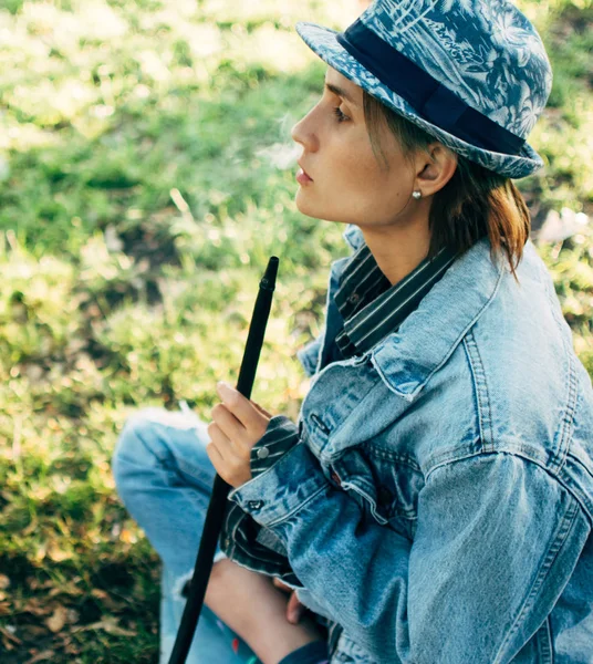 Jovem Mulher Piquenique Parque Fumar Narguilé — Fotografia de Stock