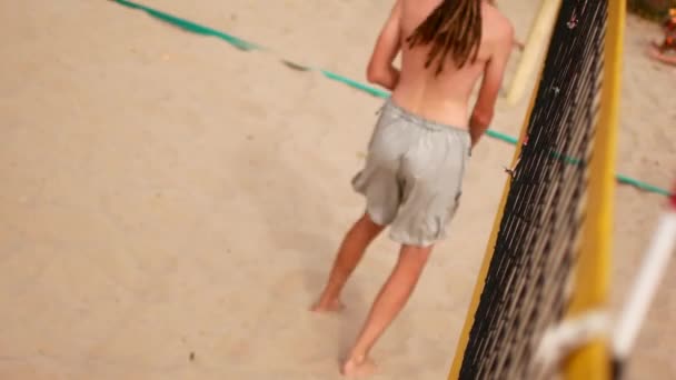 Jugando voleibol de playa, Día de verano en la playa — Vídeos de Stock