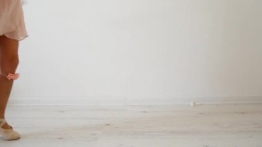 Beyaz bir arka plan üzerinde dans küçük balerin. Parmak dans girişimi