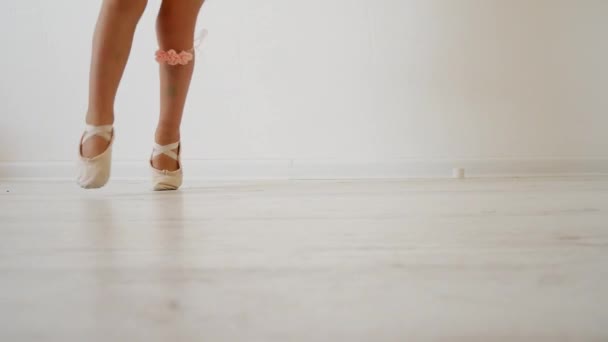 Little ballerina dancing on a white background. Attempt to dance on fingers — Stock Video