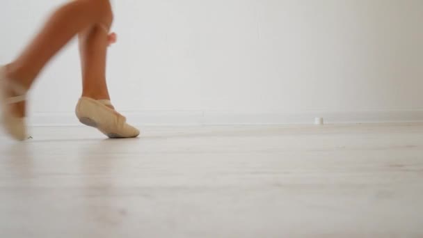 Malá baletka tančí na bílém pozadí. Pokus o tanec na prstech — Stock video