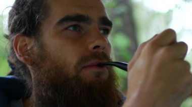 Çekici adamın sakalı yasaktır sahilde ile kapatın. Dışarıda. Portre