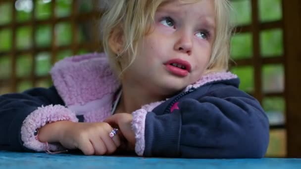 Mała dziewczynka płacze w altanie. Jesienny dzień deszczowy — Wideo stockowe