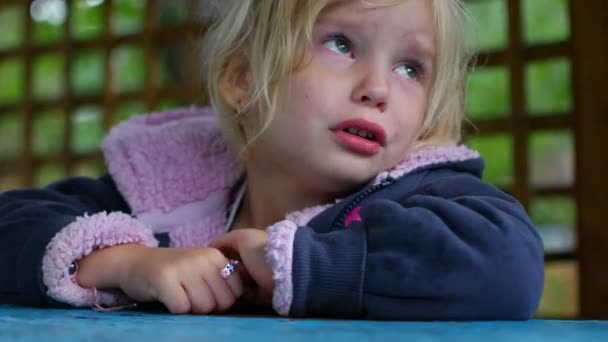 Het kleine meisje huilen in de gazebo. Regenachtige herfstdag — Stockvideo