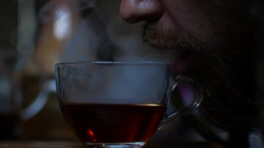 Bir adam exhales sigara dumanı bir fincan.