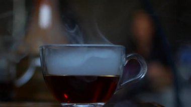 Bardaktan duman sızıntısı. bir kafede çekim.