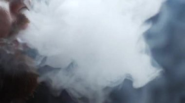 adam bir barda nargile içiyor. yakın çekim.