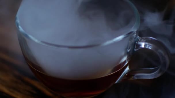 O fumo vaza do copo. tiro em um café . — Vídeo de Stock