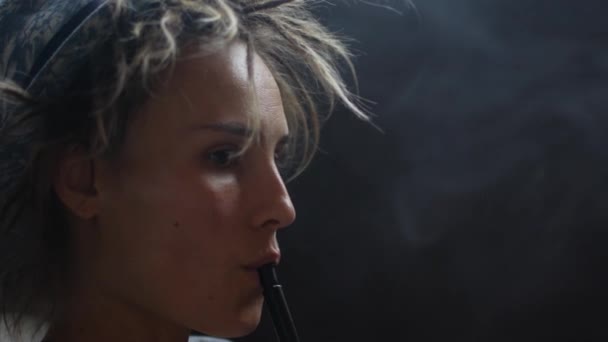 Mooie jonge vrouw het roken van een waterpijp. Close-up. — Stockvideo
