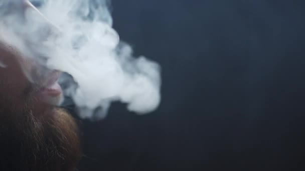 Ο άνθρωπος καπνίζει ναργιλέ σε ένα μπαρ. γκρο πλαν. — Αρχείο Βίντεο