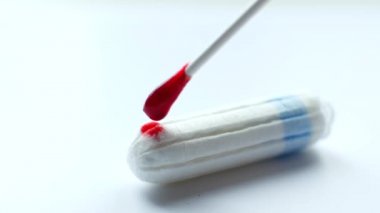 Temiz bir bez üzerine kan damlar. Menstruasyon kavramı