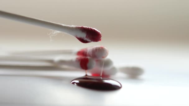 Egy csepp valódi vért a fültisztító pálcikát. — Stock videók