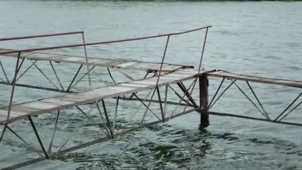 Pont en bois dans l'eau du lac étang . — Video